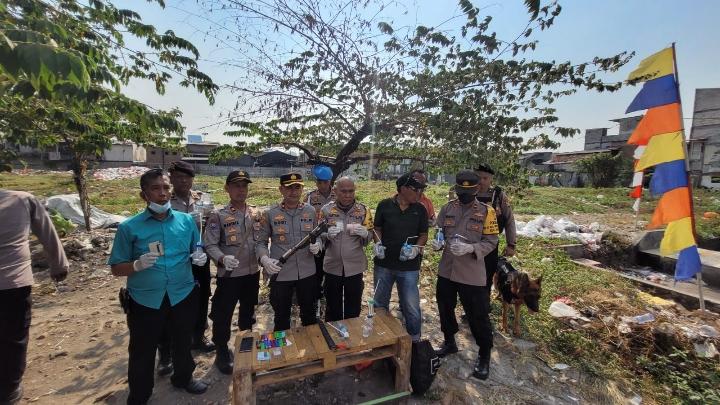 Penggerebekan di Kampung Boncos, Polisi Tangkap 5 Pengguna Sabu yang Sedang Berpesta