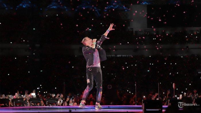 Aksi panggung grup band asal Inggris, Coldplay saat menghibur penonton saat konser Music of the Spheres World Tour di Senayan, Jakarta Pusat, Rabu (15/11/2023).