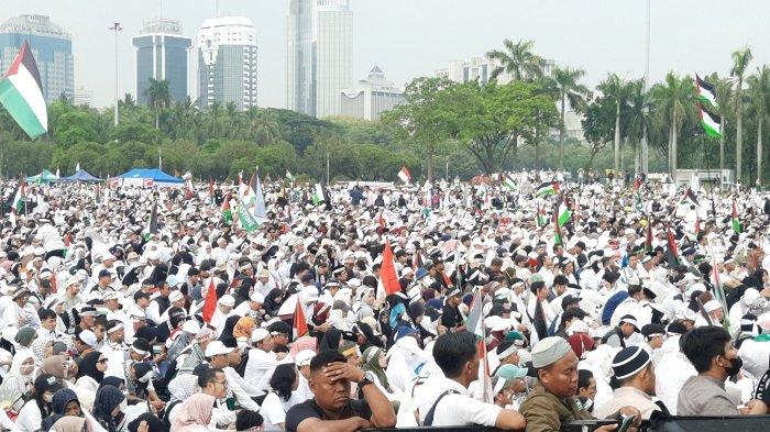Ribuan Massa aksi padati kawasan Monas, Jakarta Pusat, Minggu (6/11/2023).